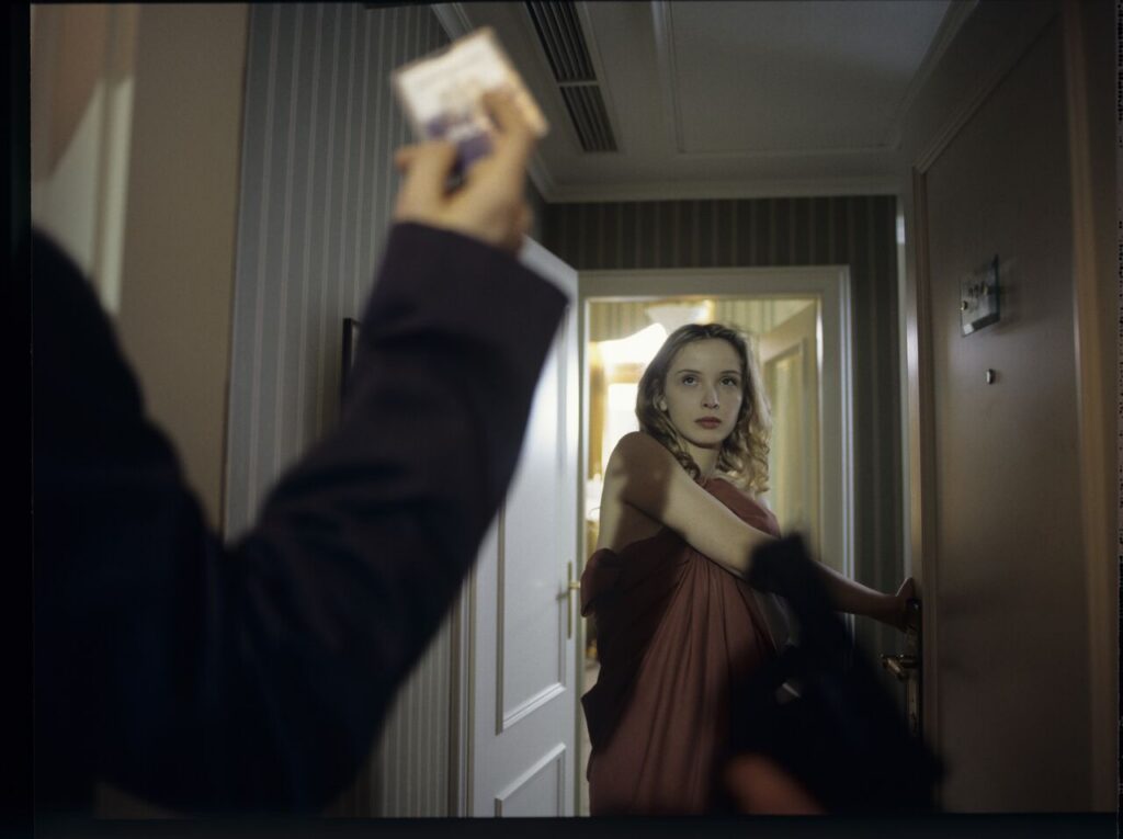 Dominique (Julie Delpy) in the scene of her arrest by the police on suspicion of murdering her husband.