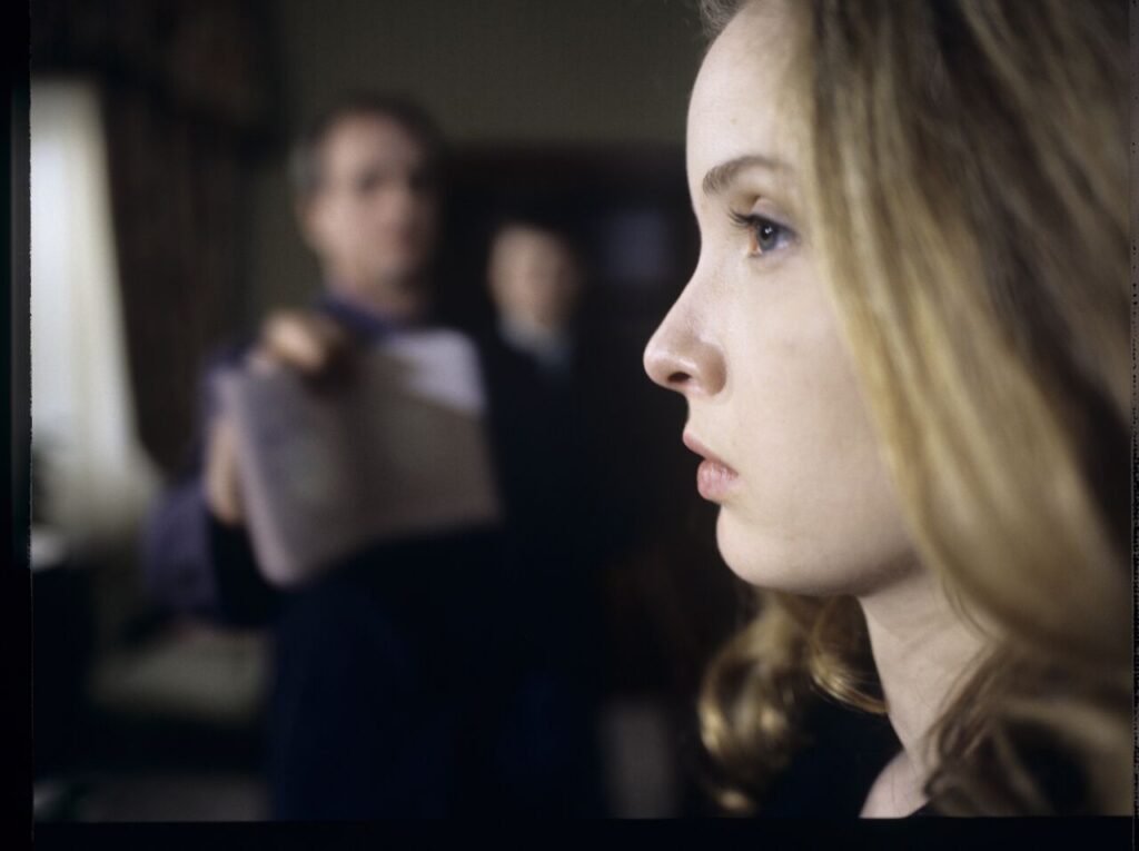 Dominique (Julie Delpy) in the scene of her arrest by the police on suspicion of murdering her husband.