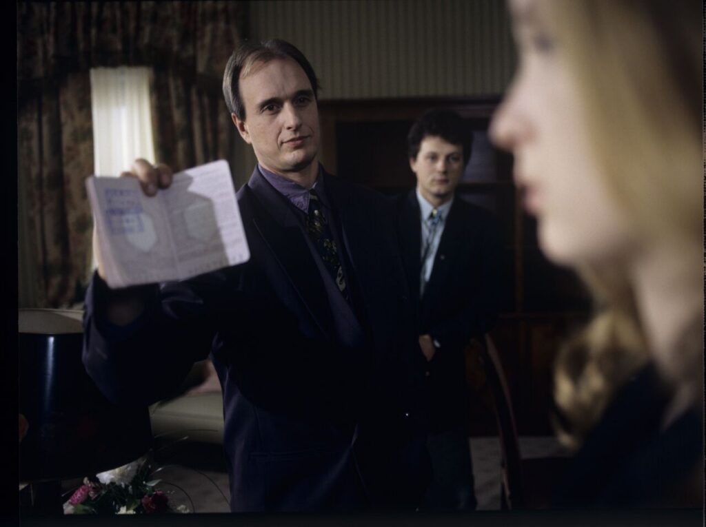 Dominique (Julie Delpy) is arrested by the police for the murder of her husband.