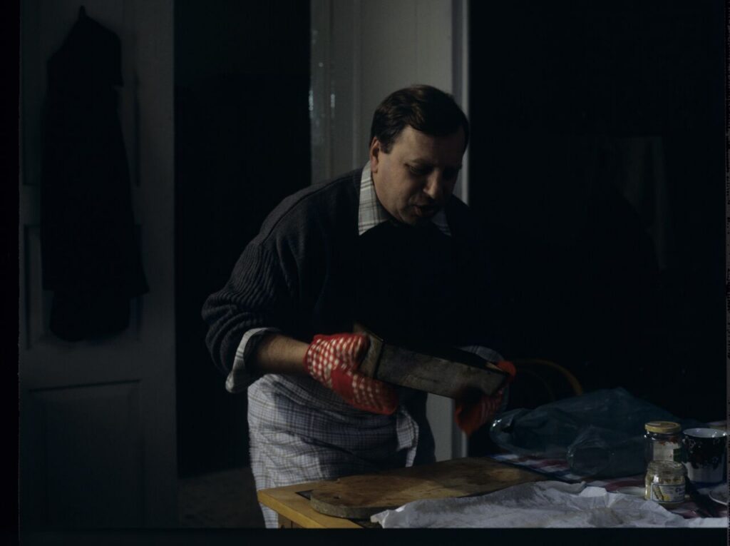 Jurek (Jerzy Stuhr), is preparing food for Dominique, who is serving a prison sentence for the murder of her husband.