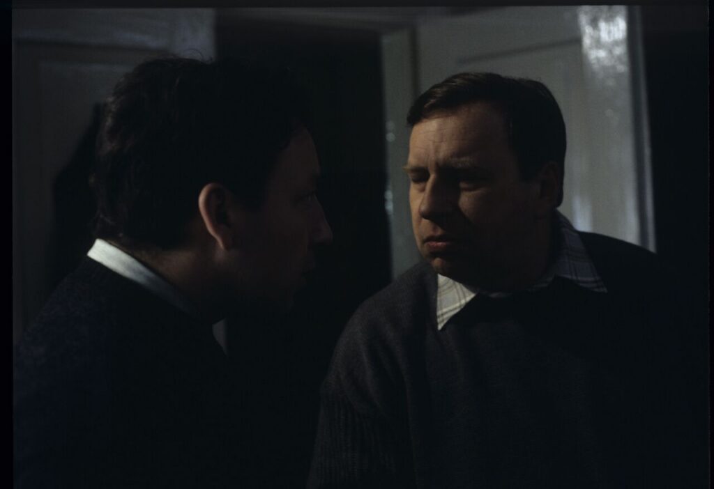 Karol (Z. Zamachowski) and his brother, Jurek (J. Stuhr), talk before Karol visits Dominique in prison.