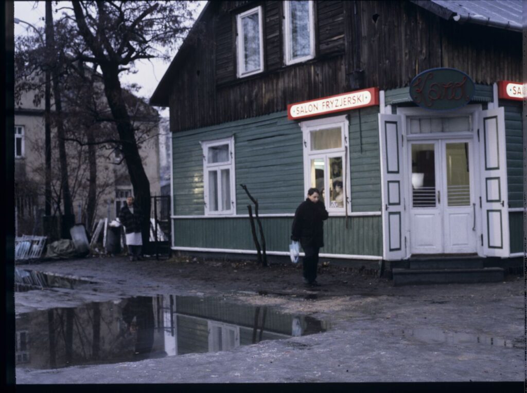 Karol (Zbigniew Zamachowski) goes to the prison where his wife, Dominique, is being held.