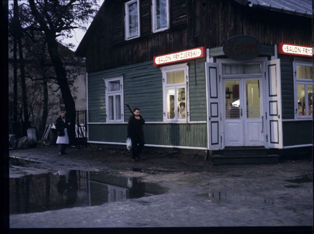 Karol (Zbigniew Zamachowski) goes to the prison where his wife, Dominique, is being held.