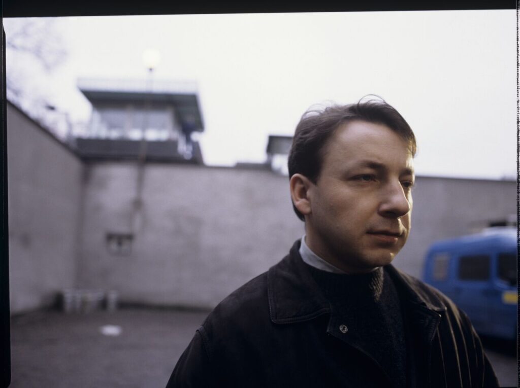 Karol (Zbigniew Zamachowski) on the yard of the prison, where his ex-wife Dominique is serving her sentence.