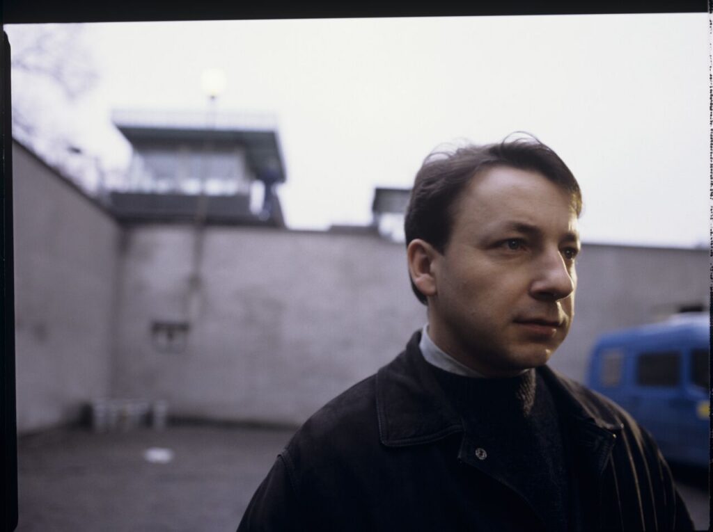 Karol (Zbigniew Zamachowski) on the yard of the prison, where his ex-wife Dominique is serving her sentence.