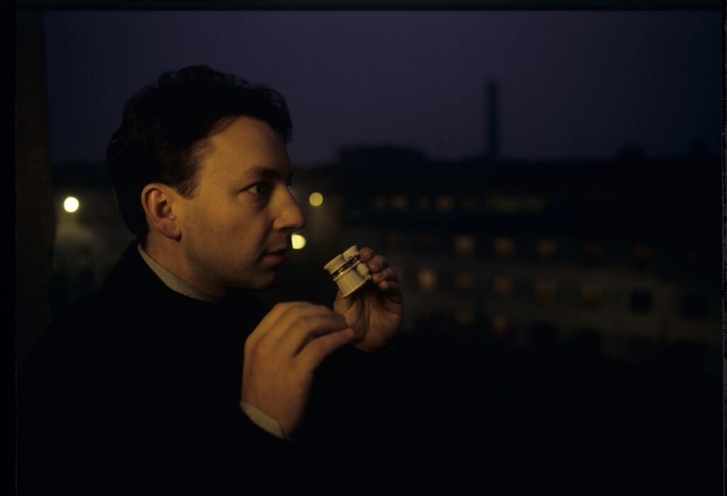 Karol (Z. Zamachowski) observes the silhouette of his ex-wife Dominique through binoculars, visible in the prison window.