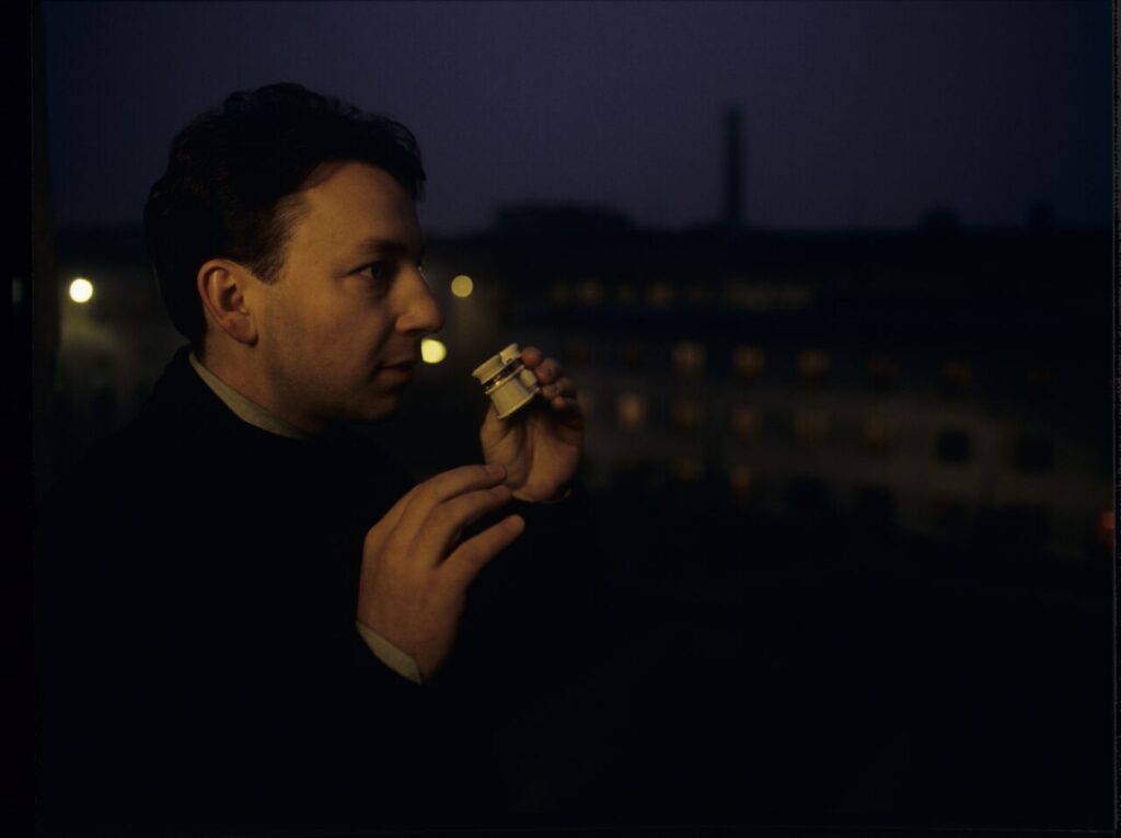 Karol (Z. Zamachowski) observes the silhouette of his ex-wife Dominique through binoculars, visible in the prison window.