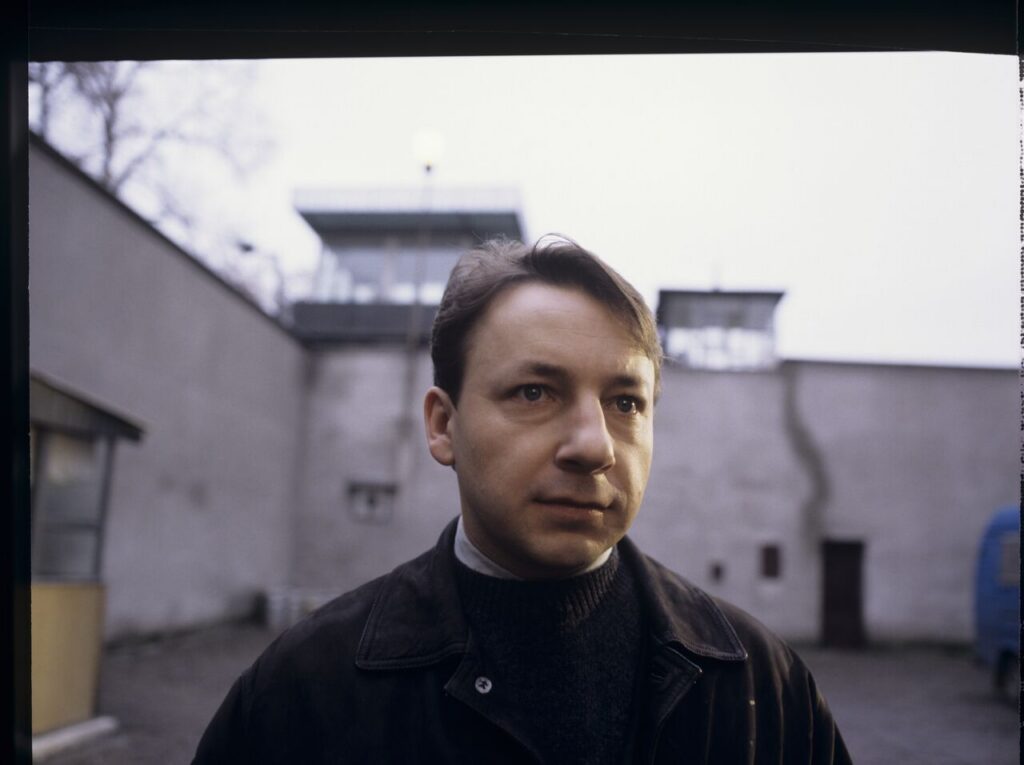 Karol (Zbigniew Zamachowski) on the yard of the prison, where his ex-wife Dominique is serving her sentence.
