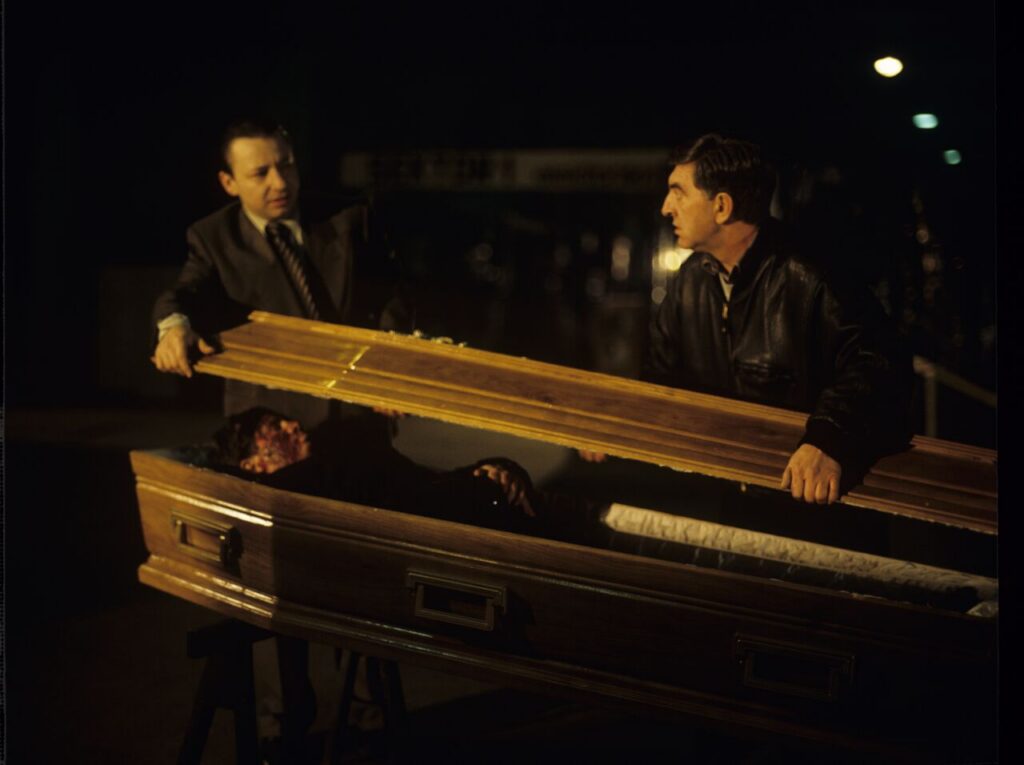 Karol (Zbigniew Zamachowski) and Mr. Bronek (Jerzy Trela) close the lid of the coffin with the "purchased" corpse.
