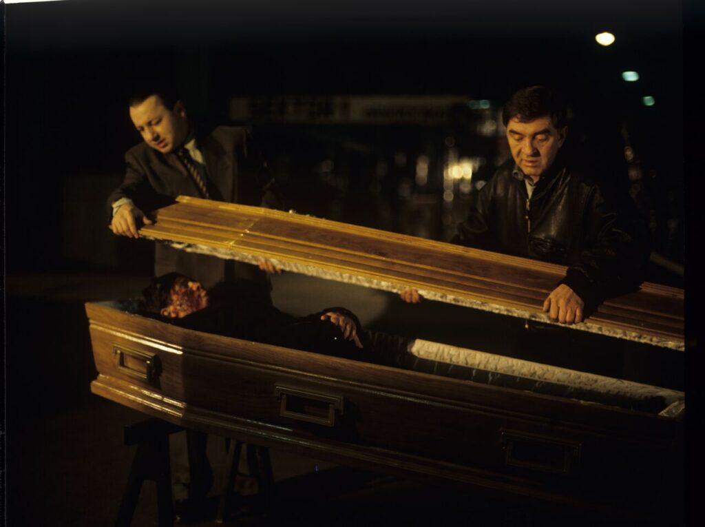 Karol (Zbigniew Zamachowski) and Mr. Bronek (Jerzy Trela) close the lid of the coffin with the "purchased" corpse.