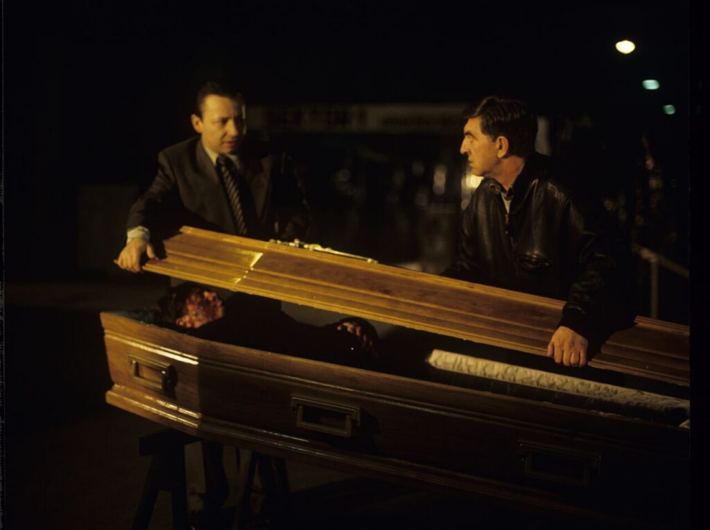 Karol (Zbigniew Zamachowski) and Mr. Bronek (Jerzy Trela) close the lid of the coffin with the "purchased" corpse.