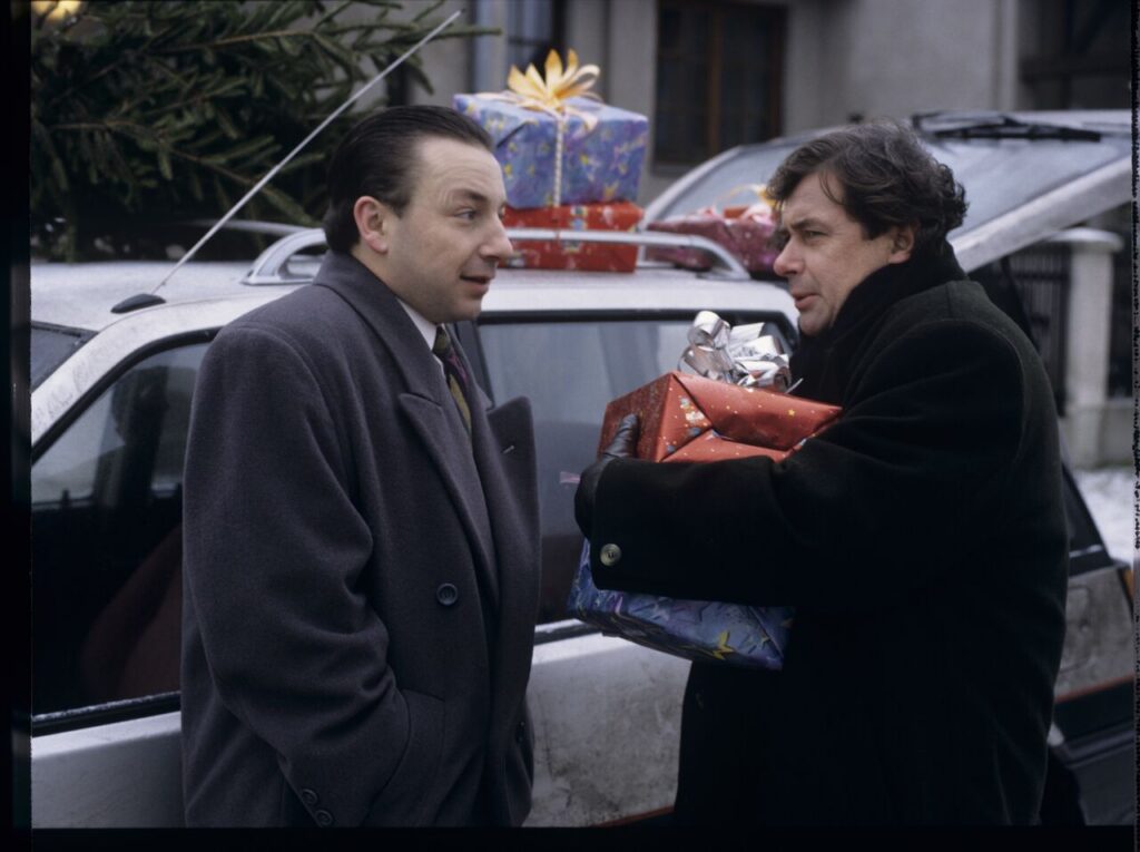 Karol (Zbigniew Zamachowski) comes to the house of Mikołaj (Janusz Gajos) to invite him to the company on business.