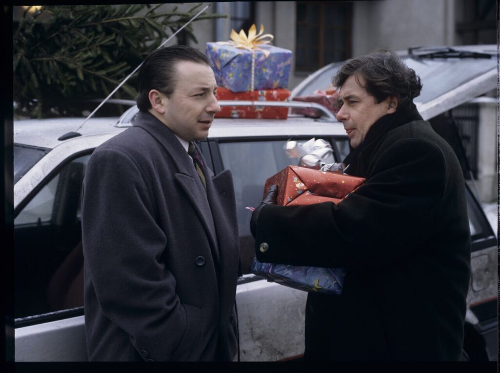 Karol (Zbigniew Zamachowski) comes to the house of Mikołaj (Janusz Gajos) to invite him to the company on business.