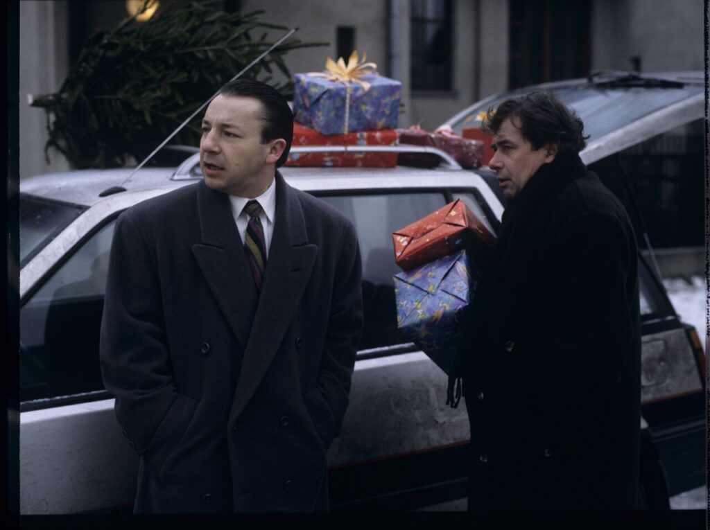 Karol (Zbigniew Zamachowski) comes to the house of Mikołaj (Janusz Gajos) to invite him to the company on business.