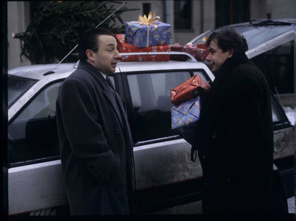 Karol (Zbigniew Zamachowski) comes to the house of Mikołaj (Janusz Gajos) to invite him to the company on business.