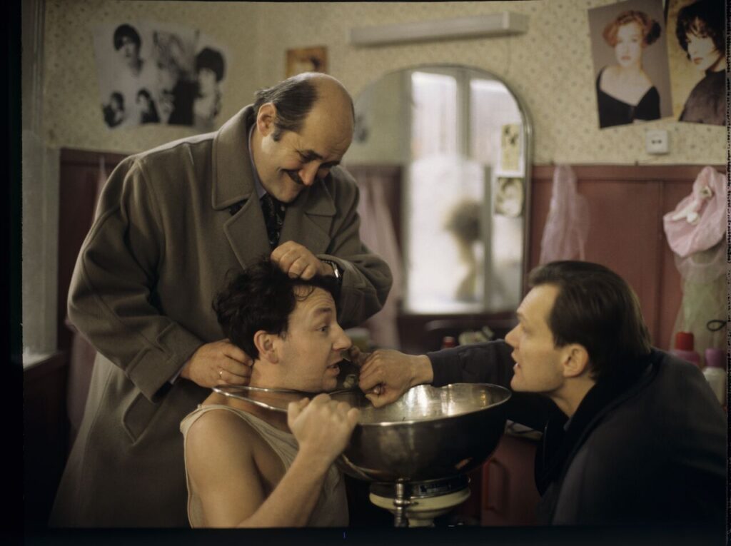 Owner of the currency exchange cureau (C. Pazura) in the scene of extorting confessions from Karolu (Z. Zamachowski)