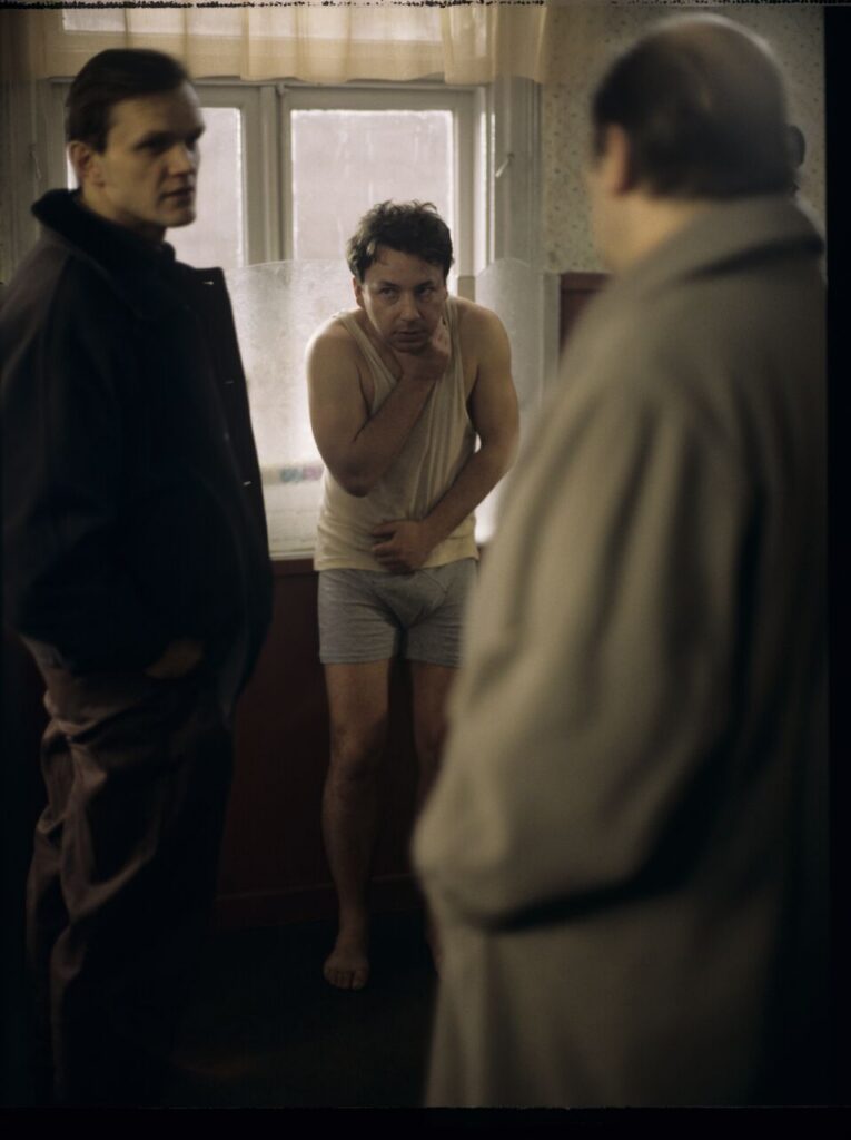 Owner of the currency exchange cureau (C. Pazura) in the scene of extorting confessions from Karolu (Z. Zamachowski)