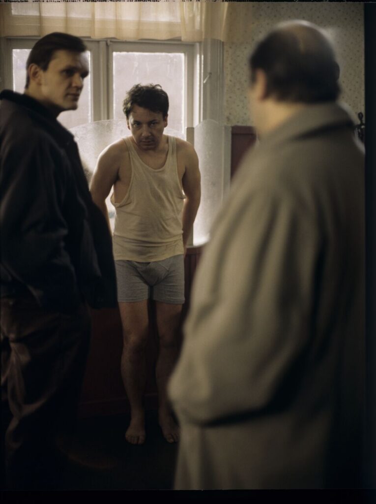 Owner of the currency exchange cureau (C. Pazura) in the scene of extorting confessions from Karolu (Z. Zamachowski)