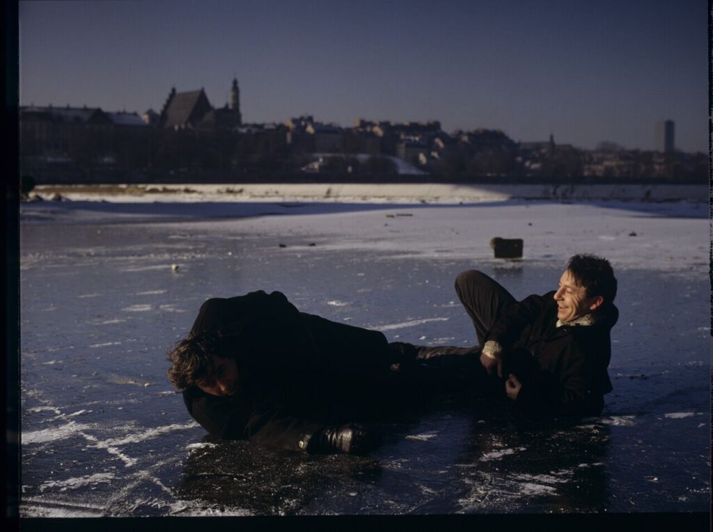Mikołaj (Janusz Gajos) and Karol (Zbigniew Zamachowski) in the scene of sliding on frozen Wisła river.