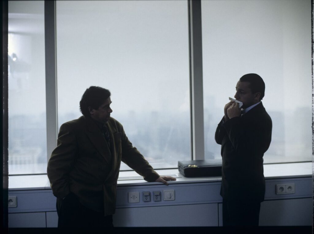 Karol (Zbigniew Zamachowski) and Mikołaj (Janusz Gajos) in Karol's new office at the Marriott Hotel.