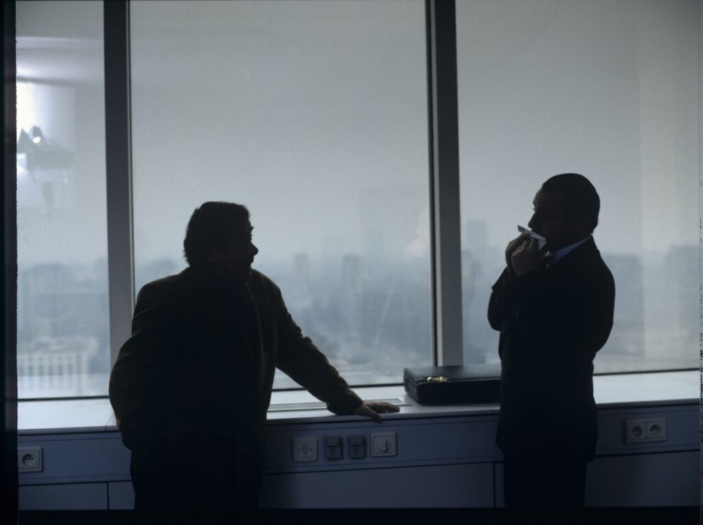 Karol (Zbigniew Zamachowski) and Mikołaj (Janusz Gajos) in Karol's new office at the Marriott Hotel.