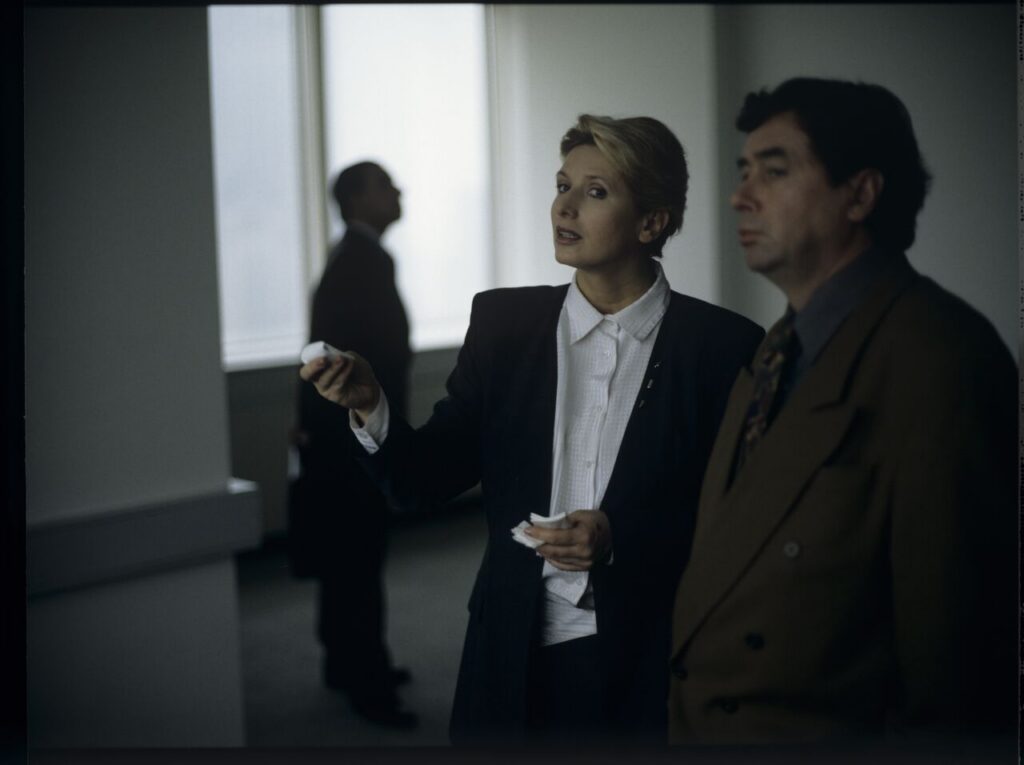 A worker of "Mariott" hotel (M. Trybała) is talking with z M. (Janusz Gajos) in Karol's new office in Mariott hotel.
