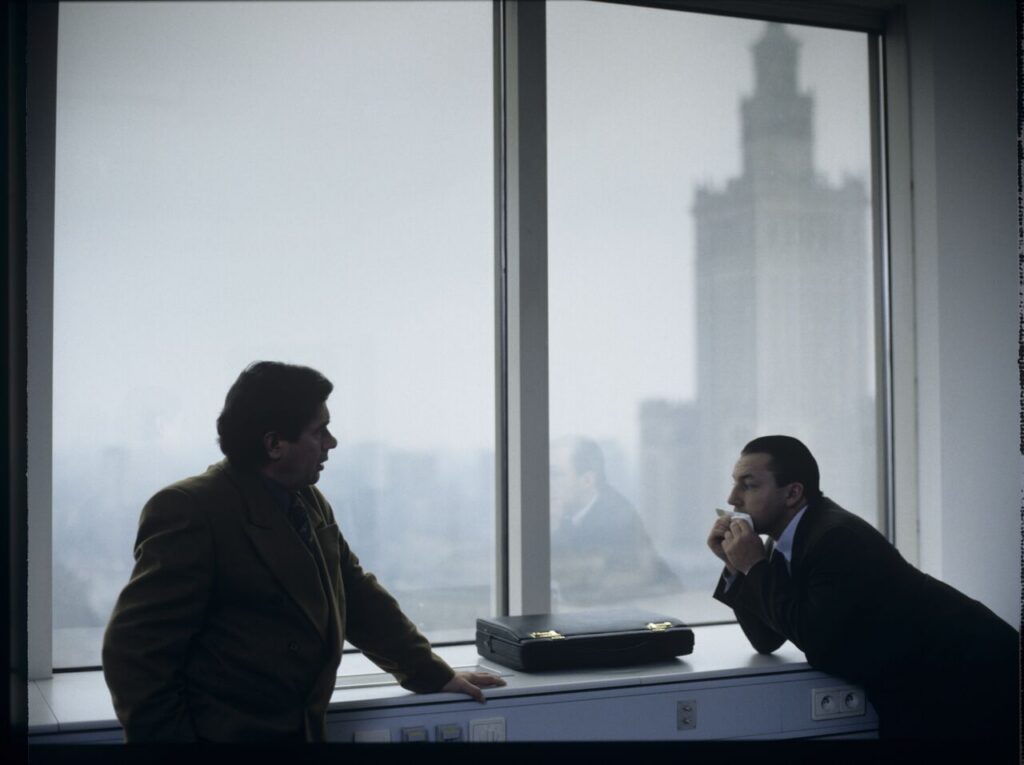 Karol (Zbigniew Zamachowski) and Mikołaj (Janusz Gajos) in Karol's new office at the Marriott Hotel.
