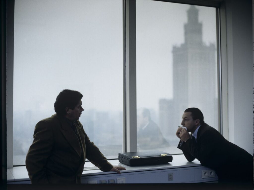 Karol (Zbigniew Zamachowski) and Mikołaj (Janusz Gajos) in Karol's new office at the Marriott Hotel.