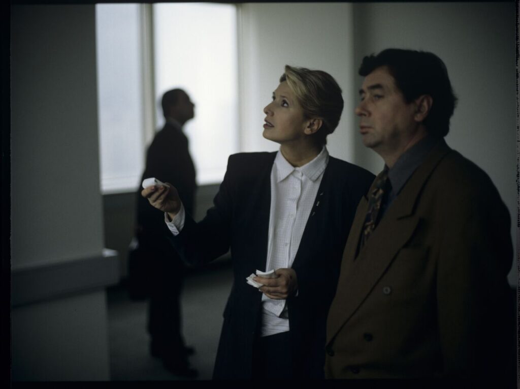 A worker of "Mariott" hotel (M. Trybała) is talking with z Mikołajem (J. Gajos) in Karol's new office in Mariott hotel.