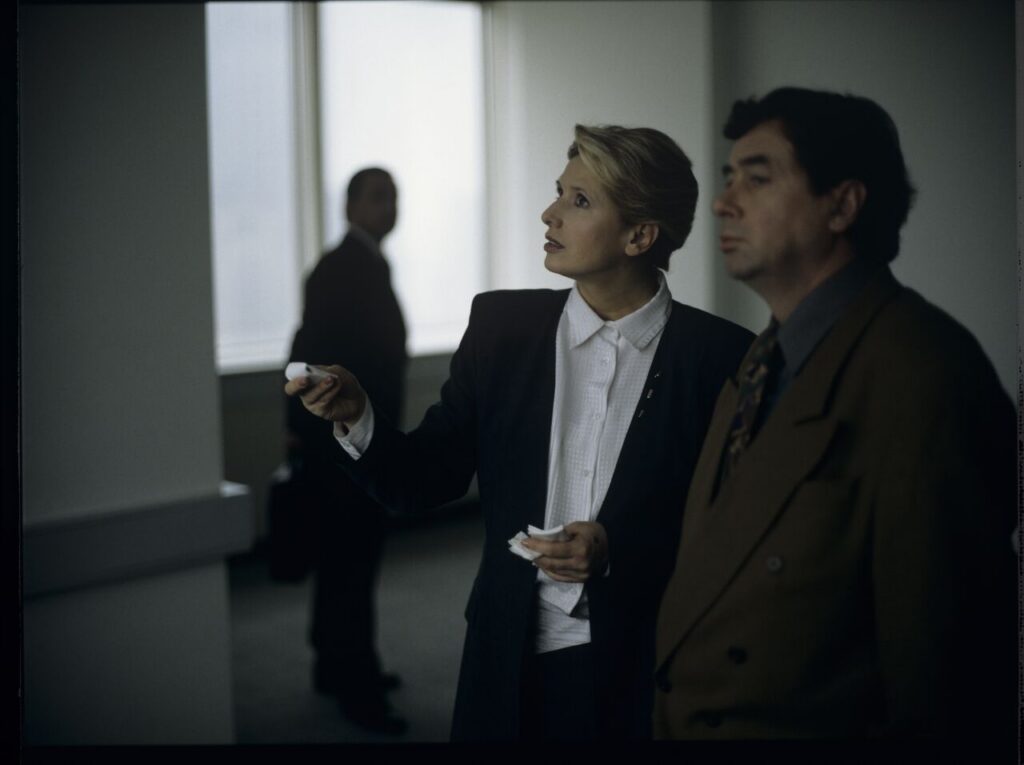 A worker of "Mariott" hotel (M. Trybała) is talking with z Mikołajem (J. Gajos) in Karol's new office in Mariott hotel.