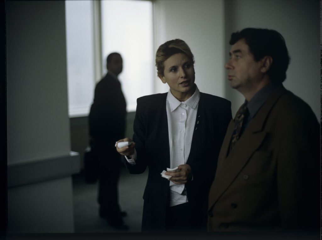 A worker of "Mariott" hotel (M. Trybała) is talking with z Mikołajem (J. Gajos) in Karol's new office in Mariott hotel.