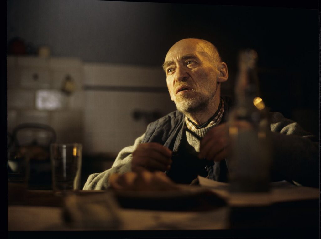 An old farmer (Jerzy Nowak) wonders what to do with the money Karol received from him for the land he sold.