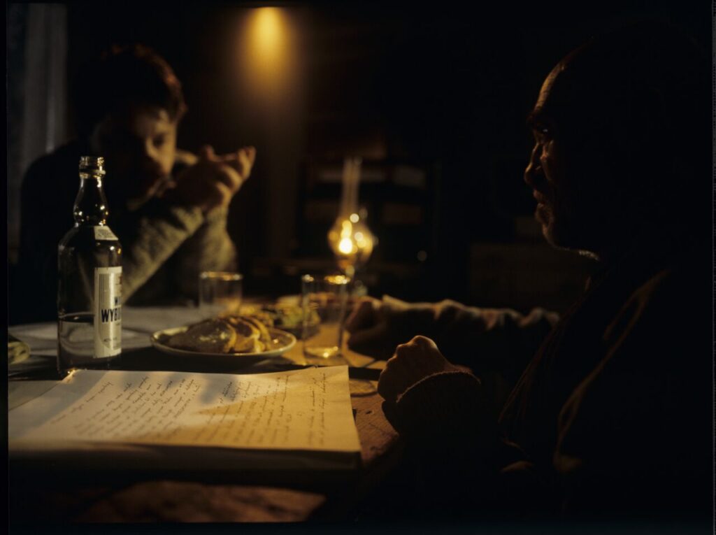 Karol (Zbigniew Zamachowski) persuades the host (Jerzy Nowak) to sell the land.