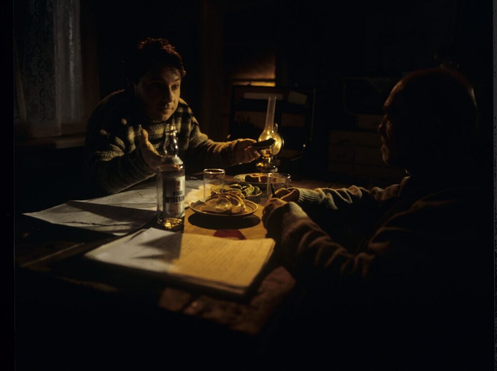 Karol (Zbigniew Zamachowski) persuades the host (Jerzy Nowak) to sell the land.