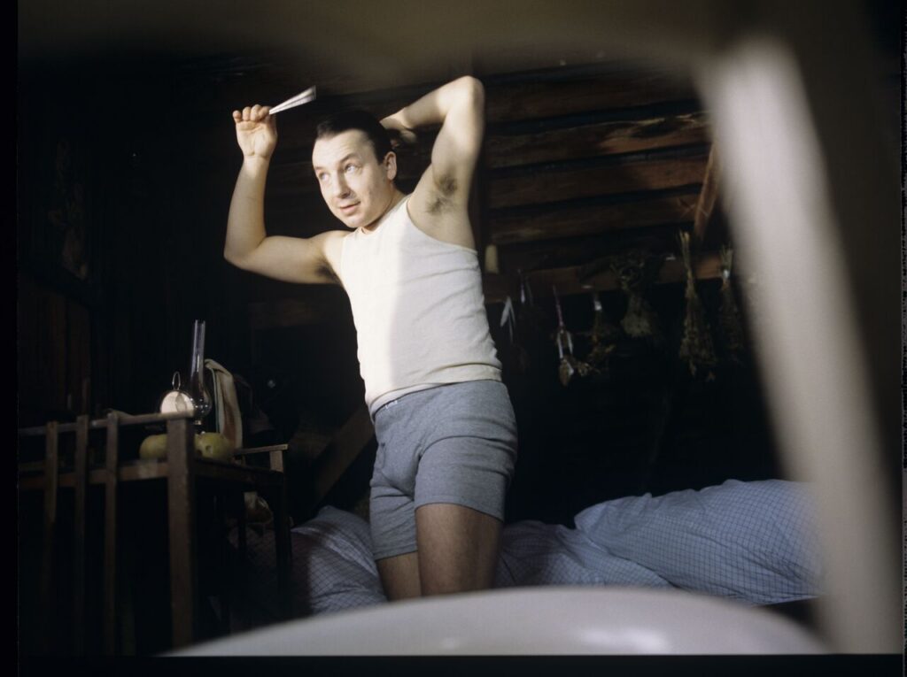Karol (Zbigniew Zamachowski) wakes up in the farmer's house the day after a successful land purchase transaction.
