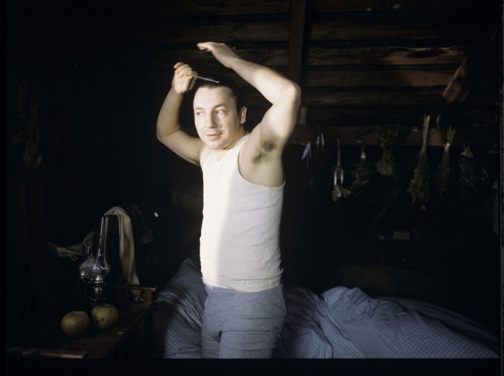 Karol (Zbigniew Zamachowski) budzi się w domu gospodarza nazajutrz po udanej transakcji kupna ziemi.