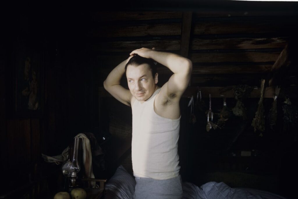Karol (Zbigniew Zamachowski) wakes up in the farmer's house the day after a successful land purchase transaction.