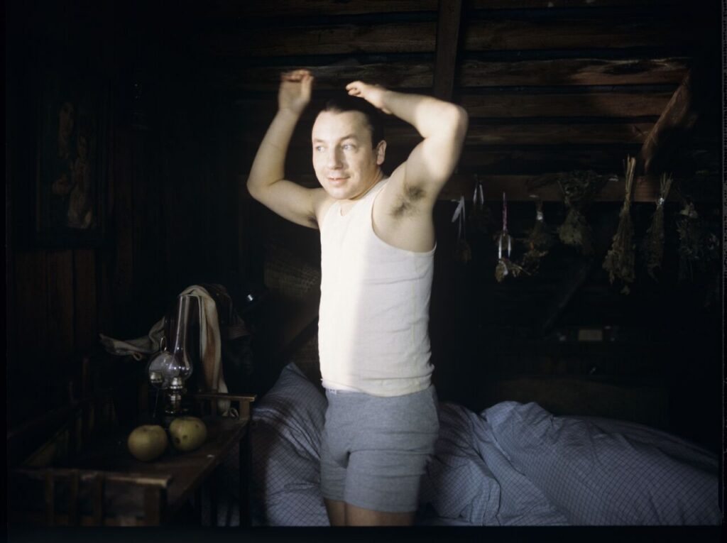 Karol (Zbigniew Zamachowski) wakes up in the farmer's house the day after a successful land purchase transaction.