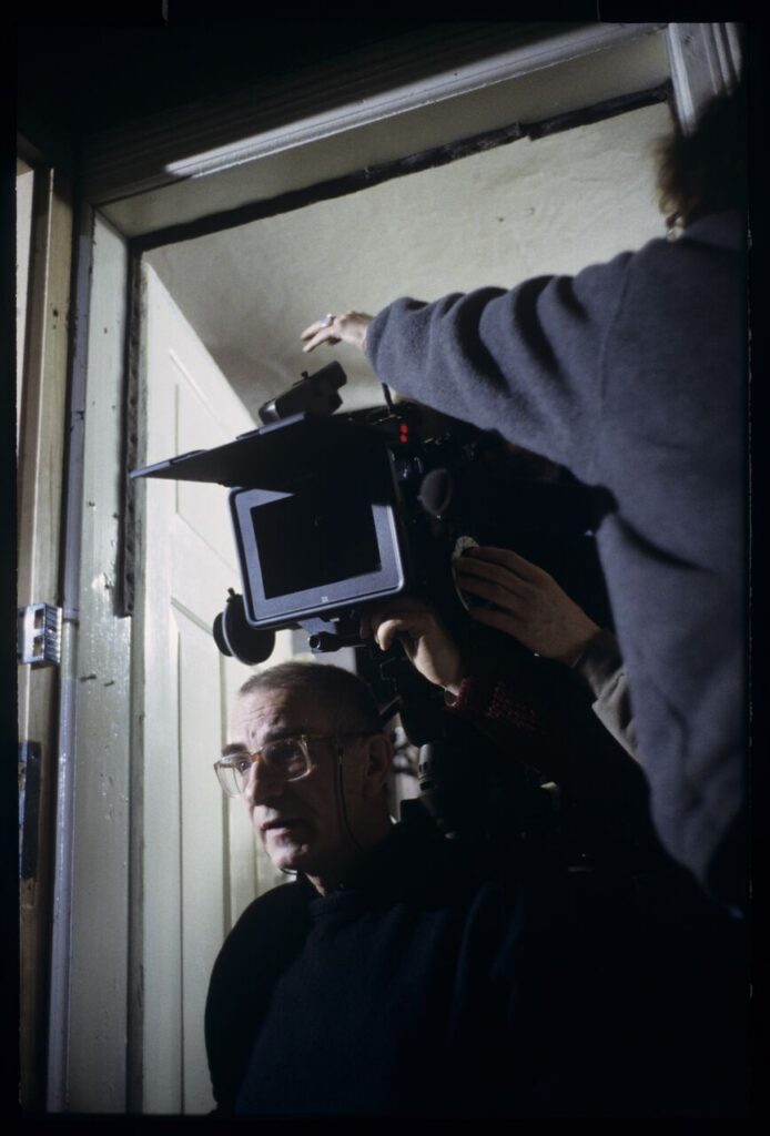 Krzysztof Kieślowski (director) and others during filming a scene.