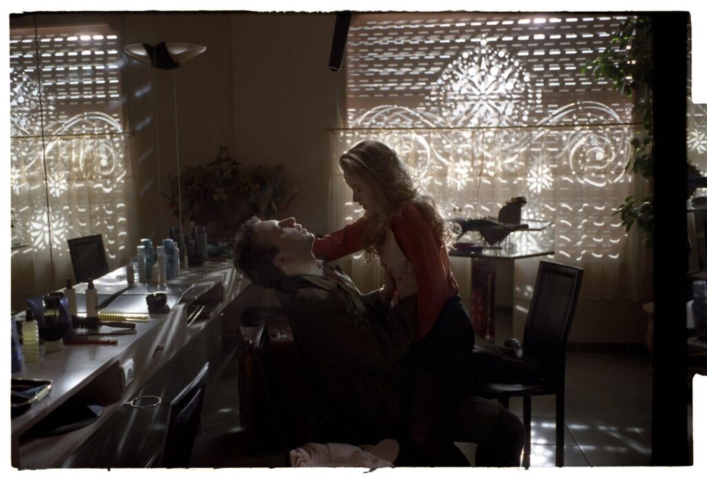 Dominique (Julie Delpy) and Karol (Zbigniew Zamachowski) in an intimate scene in Karol's hairdressing salon in Paris.