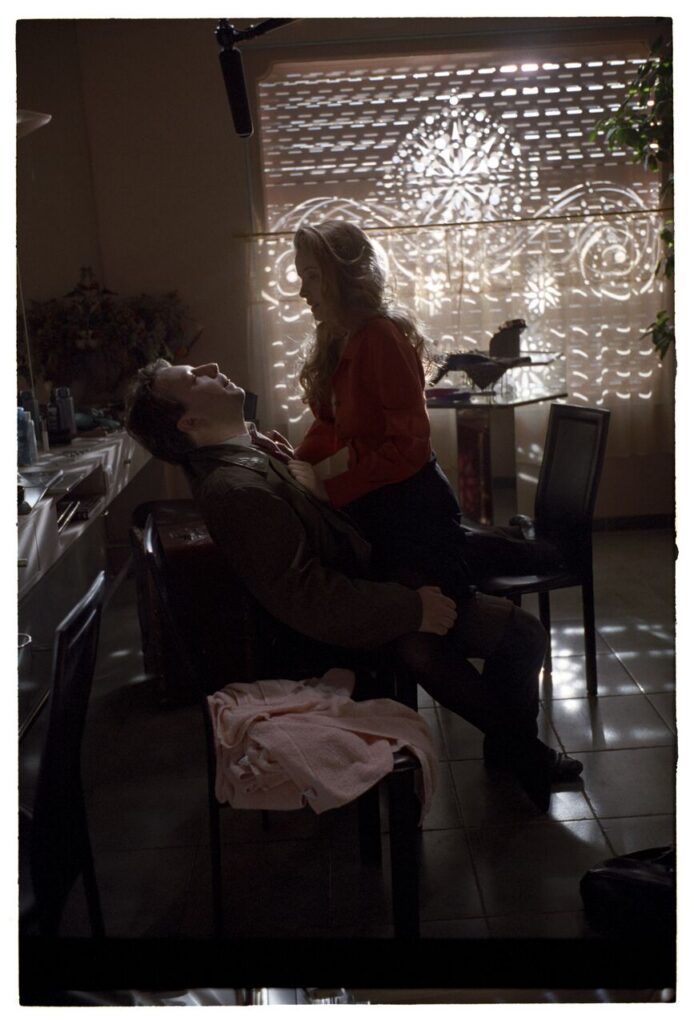 Dominique (Julie Delpy) and Karol (Zbigniew Zamachowski) in an intimate scene in Karol's hairdressing salon in Paris.