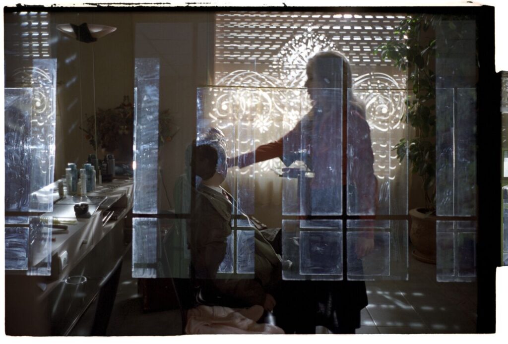 Dominique (Julie Delpy) and Karol (Zbigniew Zamachowski) in an intimate scene in Karol's hairdressing salon in Paris.