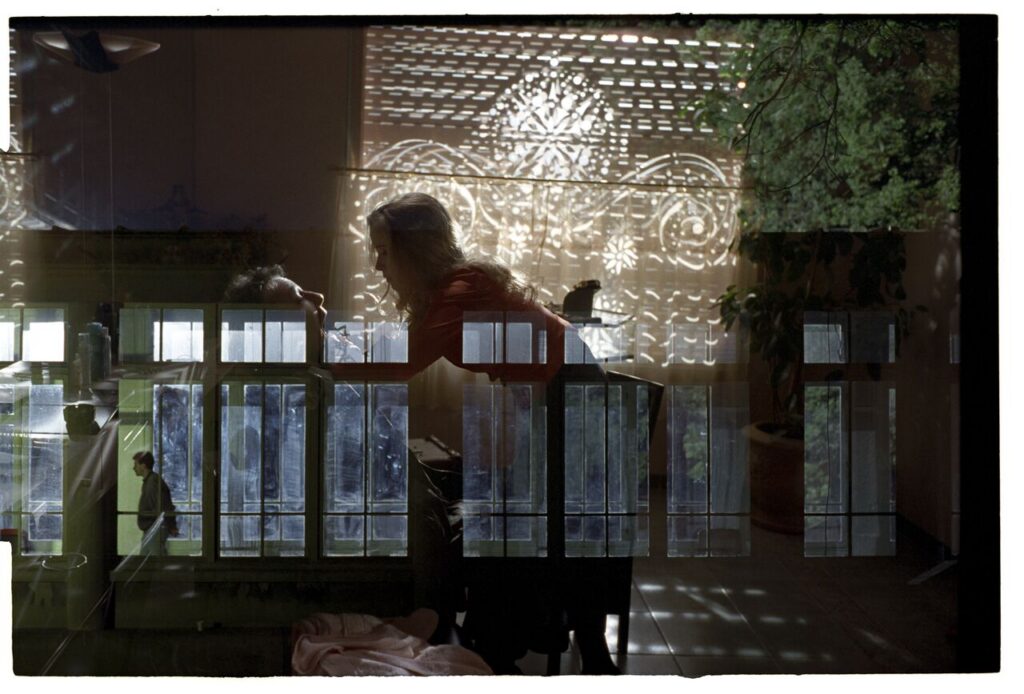 Dominique (Julie Delpy) and Karol (Zbigniew Zamachowski) in an intimate scene in Karol's hairdressing salon in Paris.