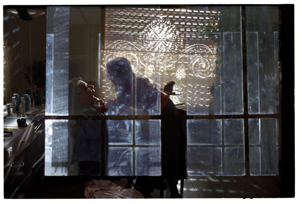 Dominique (Julie Delpy) and Karol (Zbigniew Zamachowski) in an intimate scene in Karol's hairdressing salon in Paris.