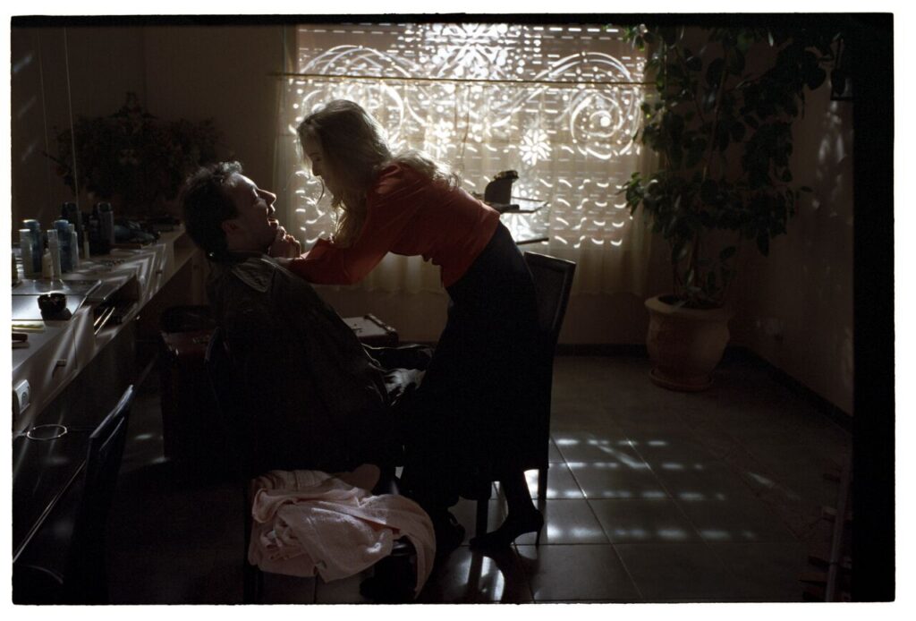 Dominique (Julie Delpy) and Karol (Zbigniew Zamachowski) in an intimate scene in Karol's hairdressing salon in Paris.