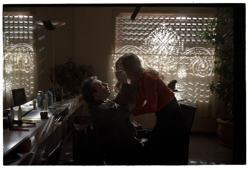 Dominique (Julie Delpy) and Karol (Zbigniew Zamachowski) in an intimate scene in Karol's hairdressing salon in Paris.