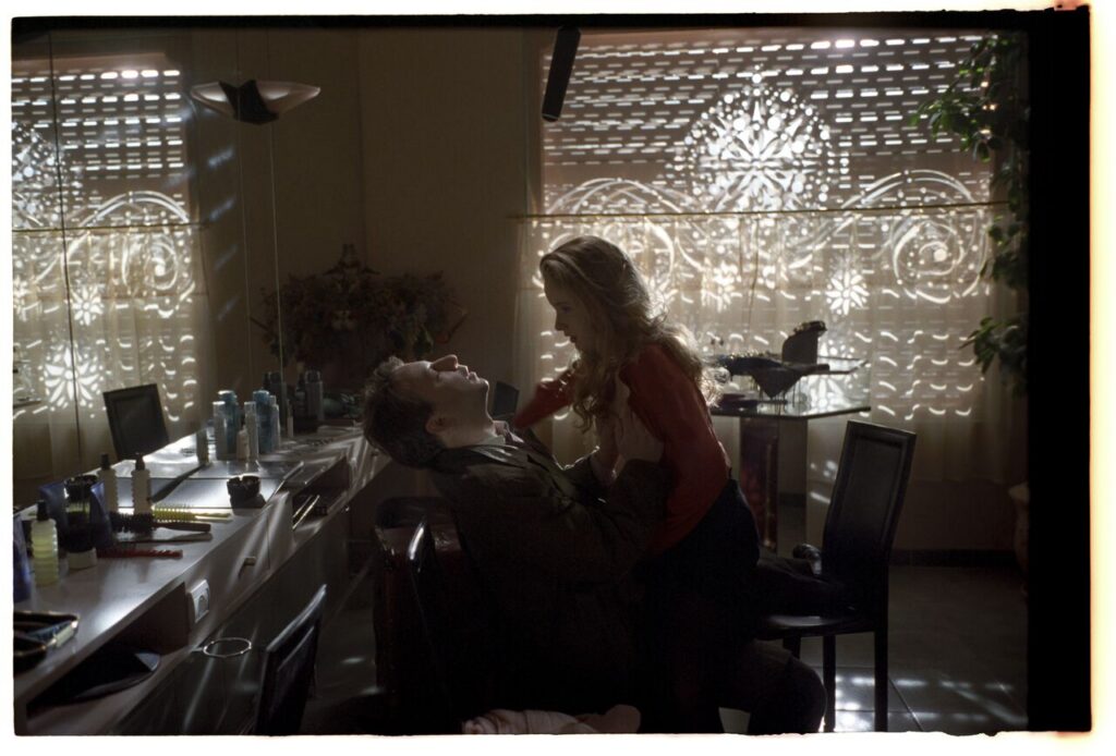Dominique (Julie Delpy) and Karol (Zbigniew Zamachowski) in an intimate scene in Karol's hairdressing salon in Paris.