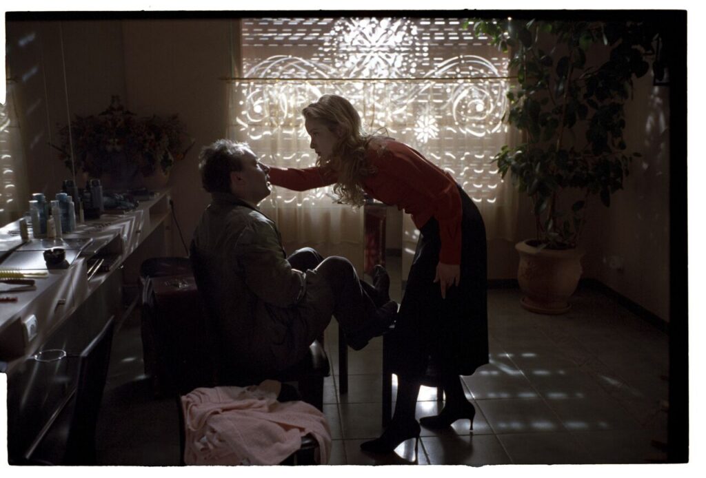 Dominique (Julie Delpy) and Karol (Zbigniew Zamachowski) in an intimate scene in Karol's hairdressing salon in Paris.