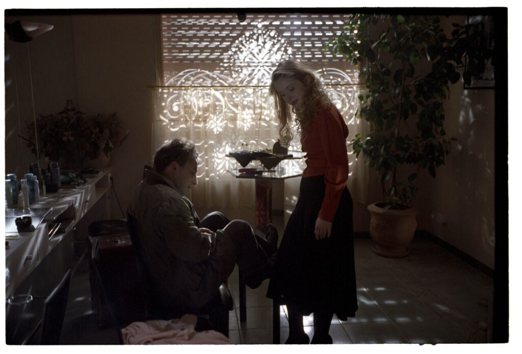 Dominique (Julie Delpy) and Karol (Zbigniew Zamachowski) in an intimate scene in Karol's hairdressing salon in Paris.