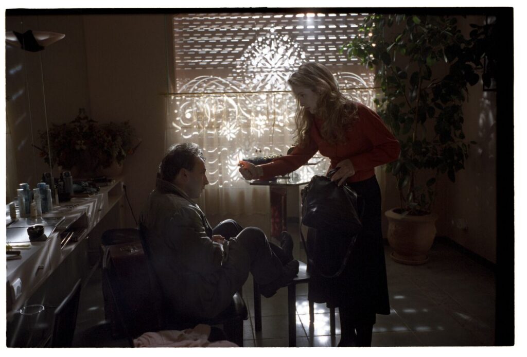Dominique (Julie Delpy) and Karol (Zbigniew Zamachowski) in an intimate scene in Karol's hairdressing salon in Paris.